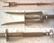 furca pentru servire, cu piston, veche, alama foto
