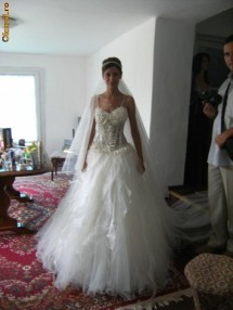 rochie mireasa cu swarovski foto