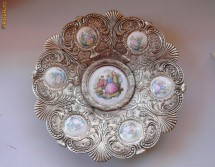 PLATOU DECORATIV DIN ZINC PENTRU FIXAT PE PERETE - DISC CENTRAL SI SASE DISCURI PE MARGINE CU SCENE GALANTE foto
