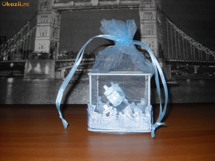 Marturie botez baiat/ baietel albastra/ albastru. Cutie/ cutiuta/ cub / patrata cu sac din organza cu sticluta si motive botez foto mare