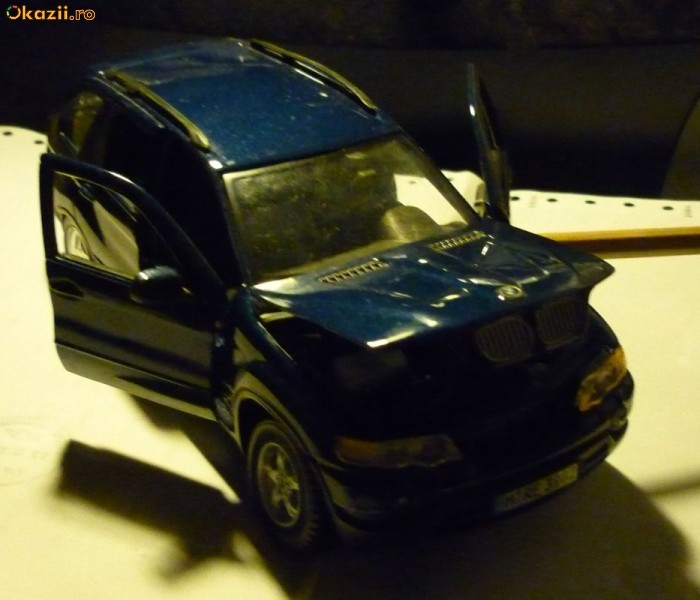 Macheta BMW X5 Scara 1/24 Burago foto mare
