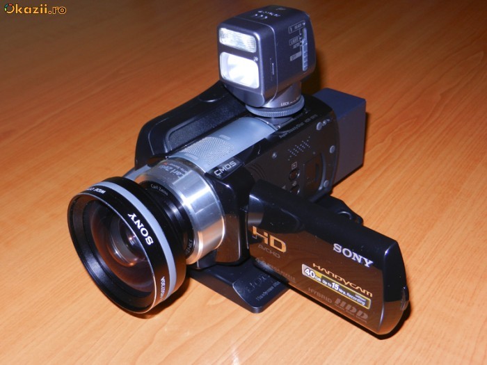 SONY HDR-SR10E / Lentila VCL-HG0730A / Flash HVL0HFL1 / Incarcator AC-VQH10 / Baterie NP-FH100 / Telecomanda RMT-835 foto mare