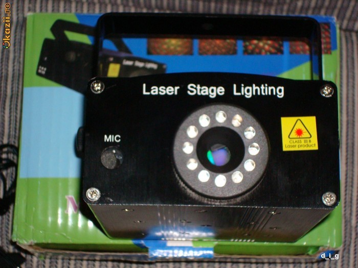 Lumina Discoteca. Proiector Laser Disco. Verde si Rosu. Laser Stage Lighting. foto mare