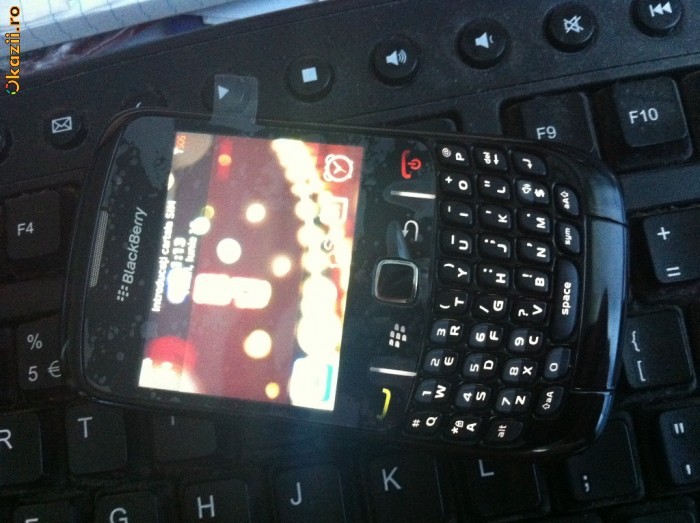Vand Blackberry 8520 black, nou-nout, liber de retea, folie fata-spate!!!!!300 lei!!! foto mare