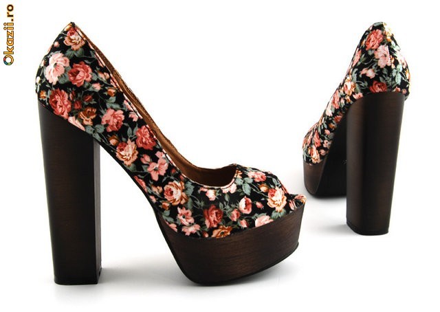 Pantofi toc model Louboutin , Charlotte Olympia foto mare
